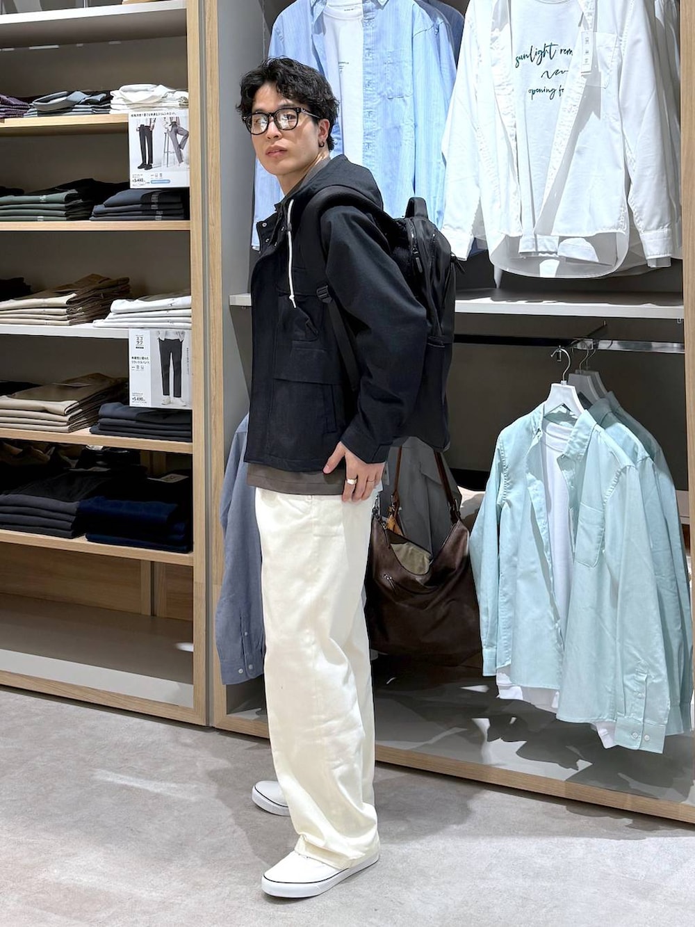 ブラック系のバックパック/リュック、ブラウン系のシャツ/ブラウス、ホワイト系のその他パンツを着用したメンズの春コーディネートの3枚目の写真