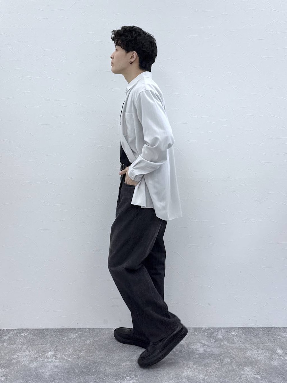 グレー系のその他シューズ、ブラック系のTシャツ/カットソー、ベージュ系のシャツ/ブラウスを着用したメンズの春コーディネートの6枚目の写真