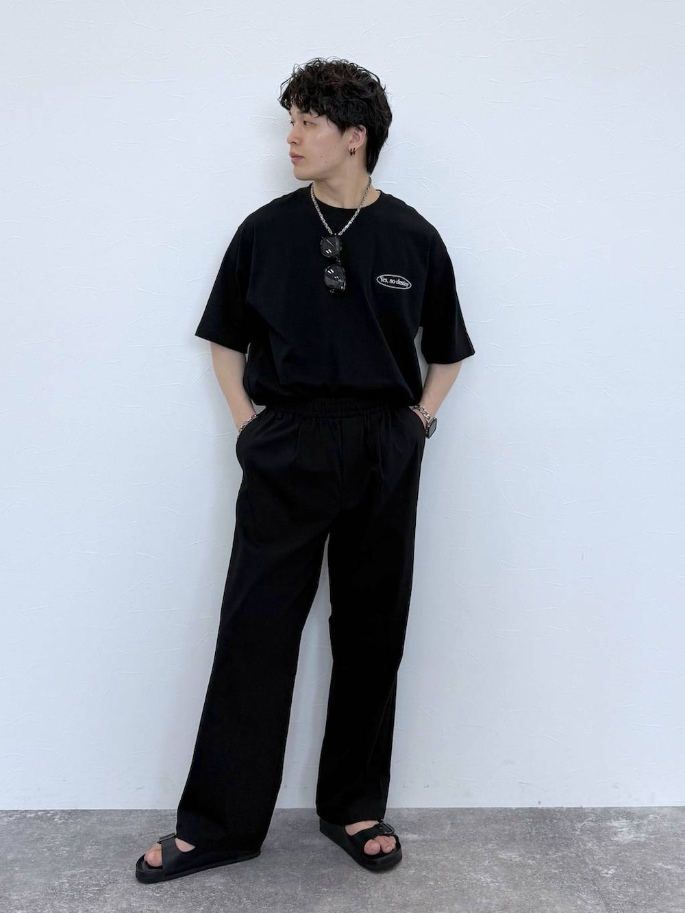 ブラック系のその他パンツ、ブラック系のサンダル、ブラック系のTシャツ/カットソーを着用したメンズの夏コーディネートの2枚目の写真