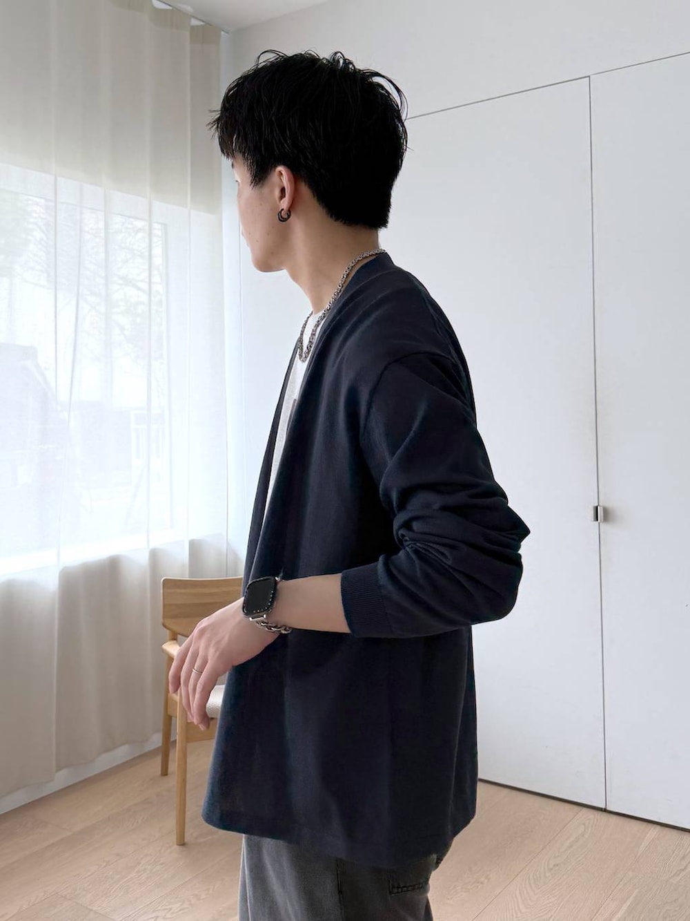 グレー系のTシャツ/カットソー、グレー系のその他シューズ、ブラック系のデニムパンツを着用したメンズの夏コーディネートの7枚目の写真