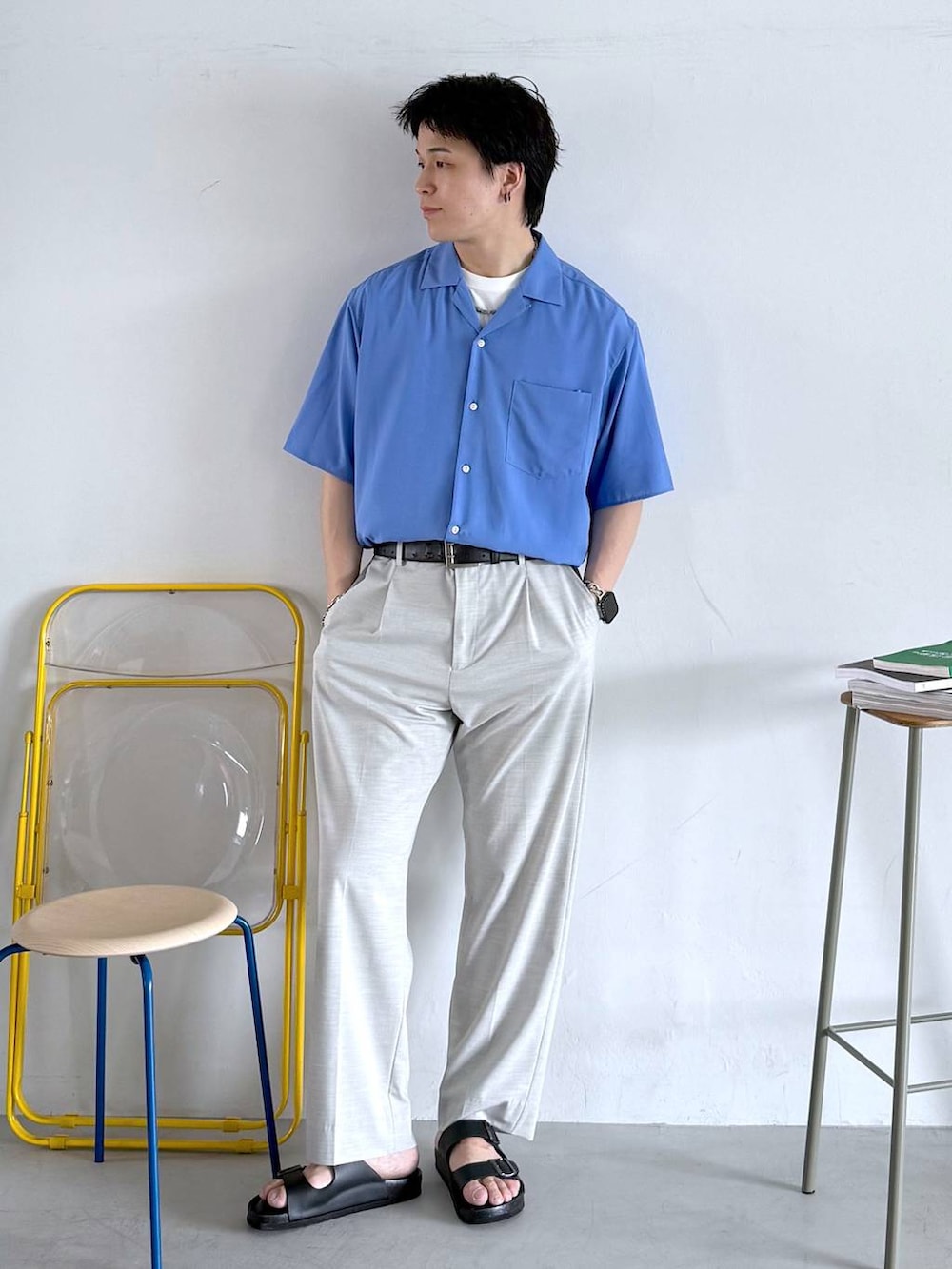 ホワイト系のスラックス、ホワイト系のTシャツ/カットソー、ブラック系のサンダルを着用したメンズの夏コーディネートの4枚目の写真
