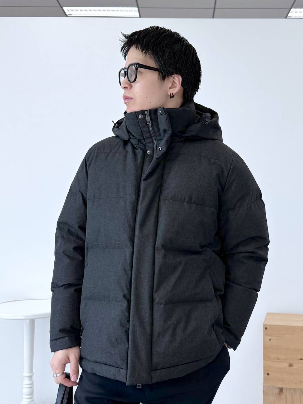 グレー系のダウンジャケット/コート、ブラック系のその他パンツ、ホワイト系のスウェットを着用したメンズの秋コーディネートの6枚目の写真