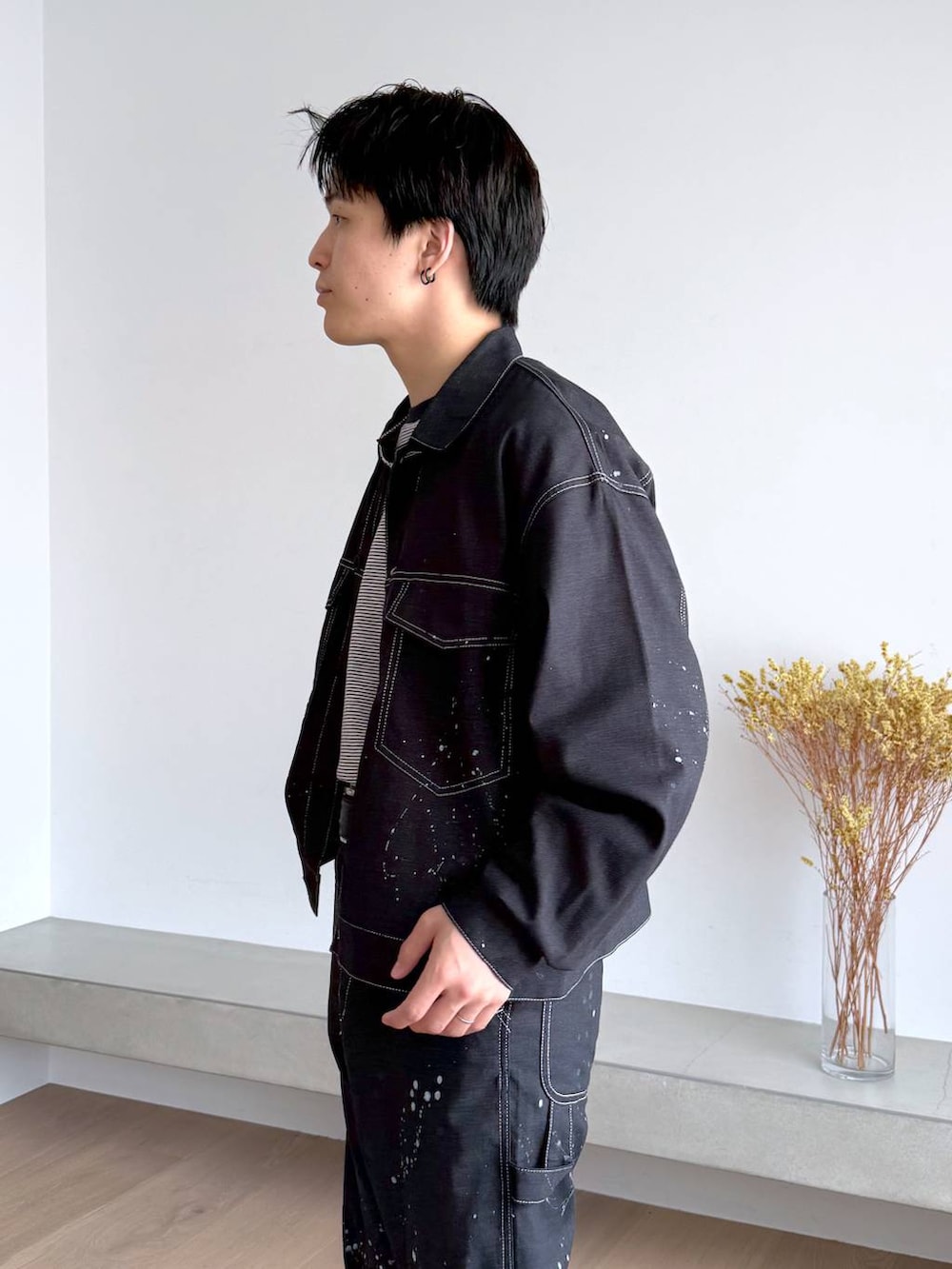 グレー系のその他シューズ、ブルー系のデニムパンツ、シルバー系のネックレスを着用したメンズの夏コーディネートの6枚目の写真