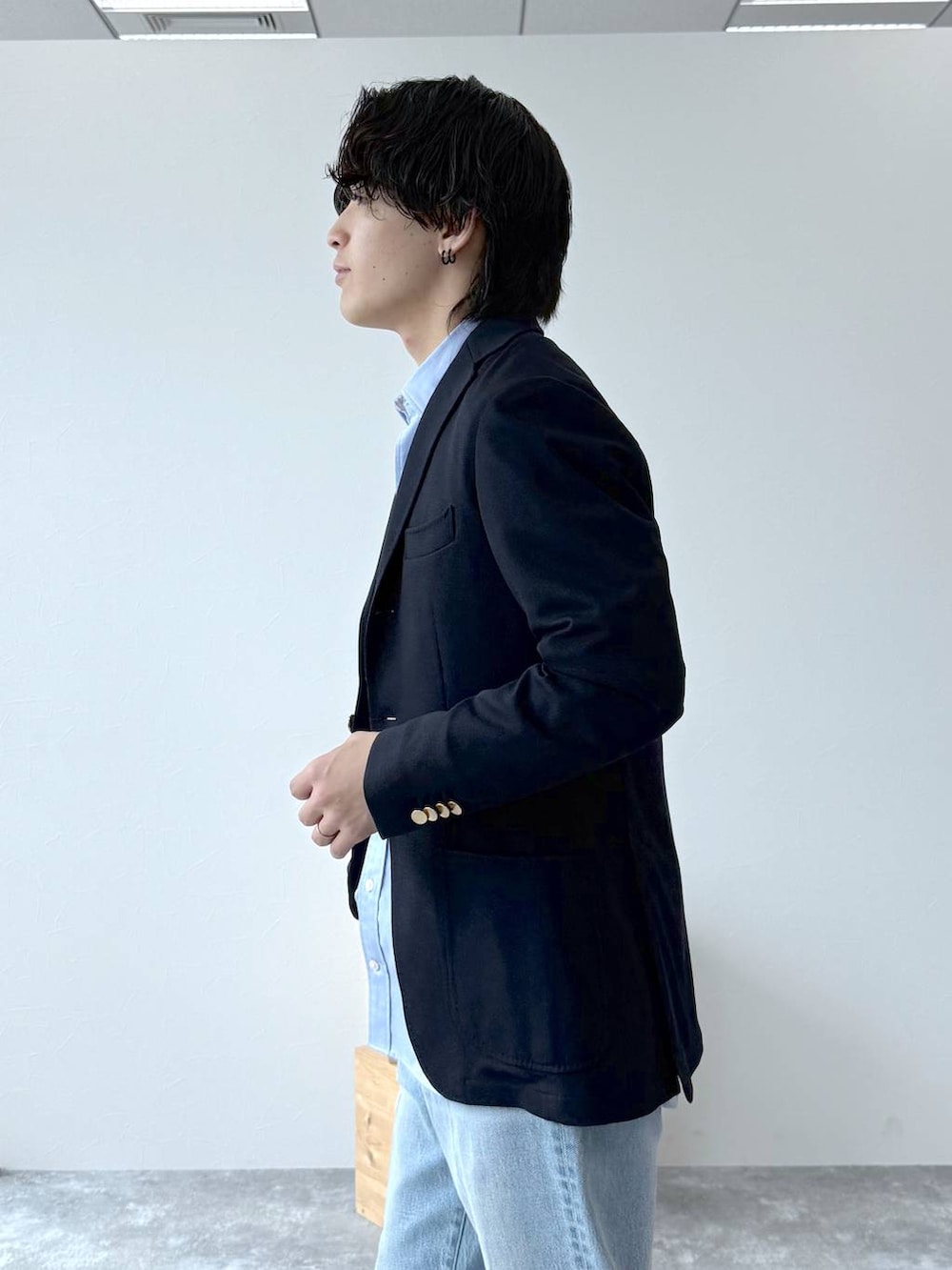 ホワイト系のTシャツ/カットソー、ブルー系のデニムパンツ、ブラック系のその他シューズを着用したメンズの秋コーディネートの7枚目の写真