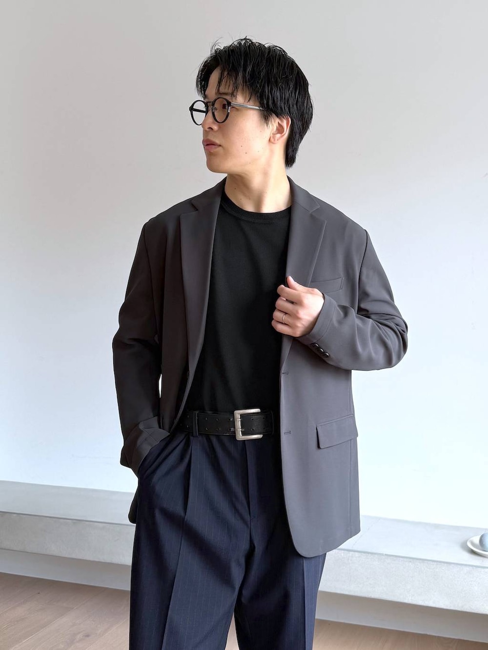 ブルー系のその他パンツ、グレー系のその他シューズ、グレー系のテーラードジャケットを着用したメンズの秋コーディネートの6枚目の写真