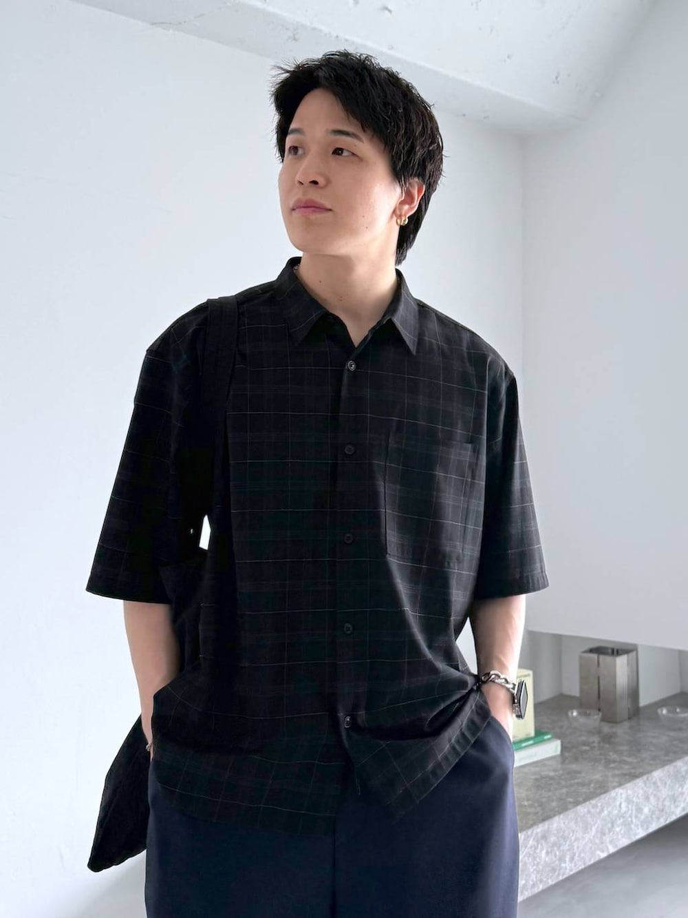 ブラック系のシャツ/ブラウス、ブルー系のその他パンツ、ブラック系のサンダルを着用したメンズの夏コーディネートの5枚目の写真