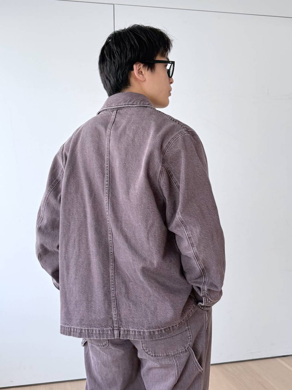 グレー系のその他シューズ、グレー系のシャツ/ブラウス、ブラウン系のデニムパンツを着用したメンズの秋コーディネートの8枚目の写真