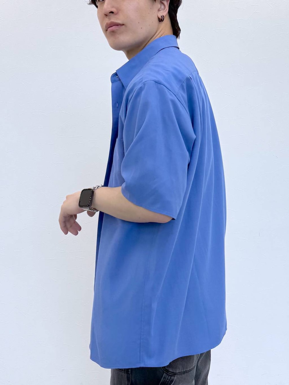 ブルー系のTシャツ/カットソー、ブルー系のシャツ/ブラウス、ブラック系のサンダルを着用したメンズの夏コーディネートの6枚目の写真