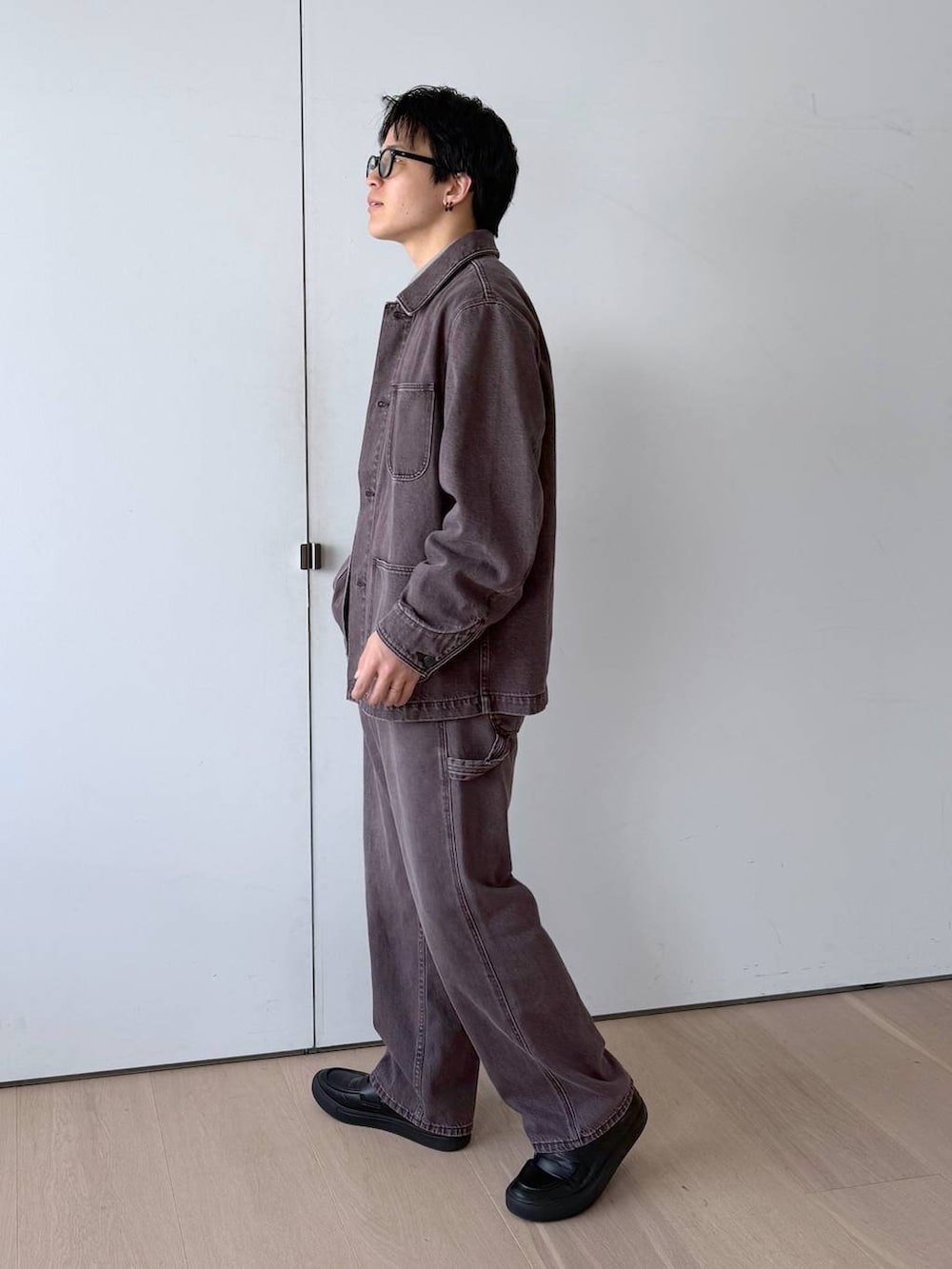グレー系のその他シューズ、グレー系のシャツ/ブラウス、ブラウン系のデニムパンツを着用したメンズの秋コーディネートの4枚目の写真