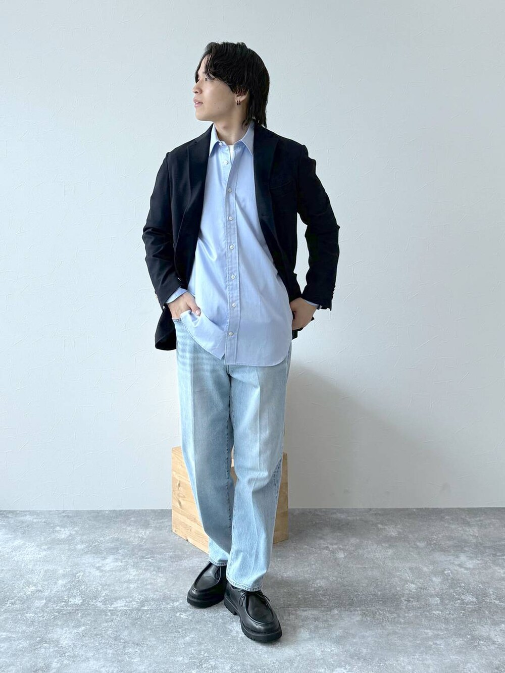 ホワイト系のTシャツ/カットソー、ブルー系のデニムパンツ、ブラック系のその他シューズを着用したメンズの秋コーディネートの3枚目の写真