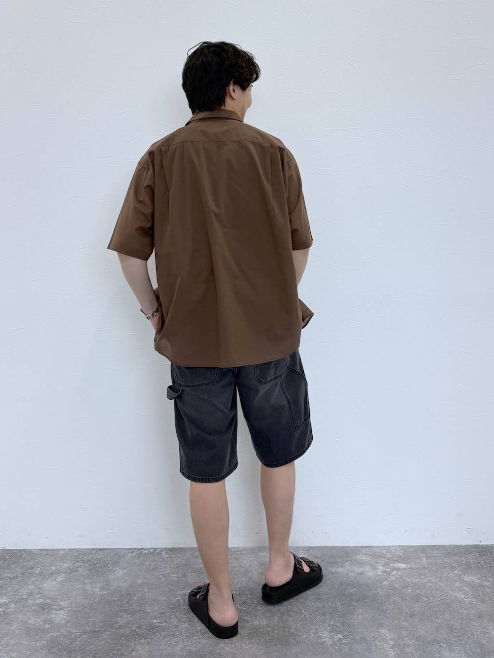 ブラウン系のシャツ/ブラウス、ブラック系のタンクトップ、グレー系のその他パンツを着用したメンズの春コーディネートの4枚目の写真