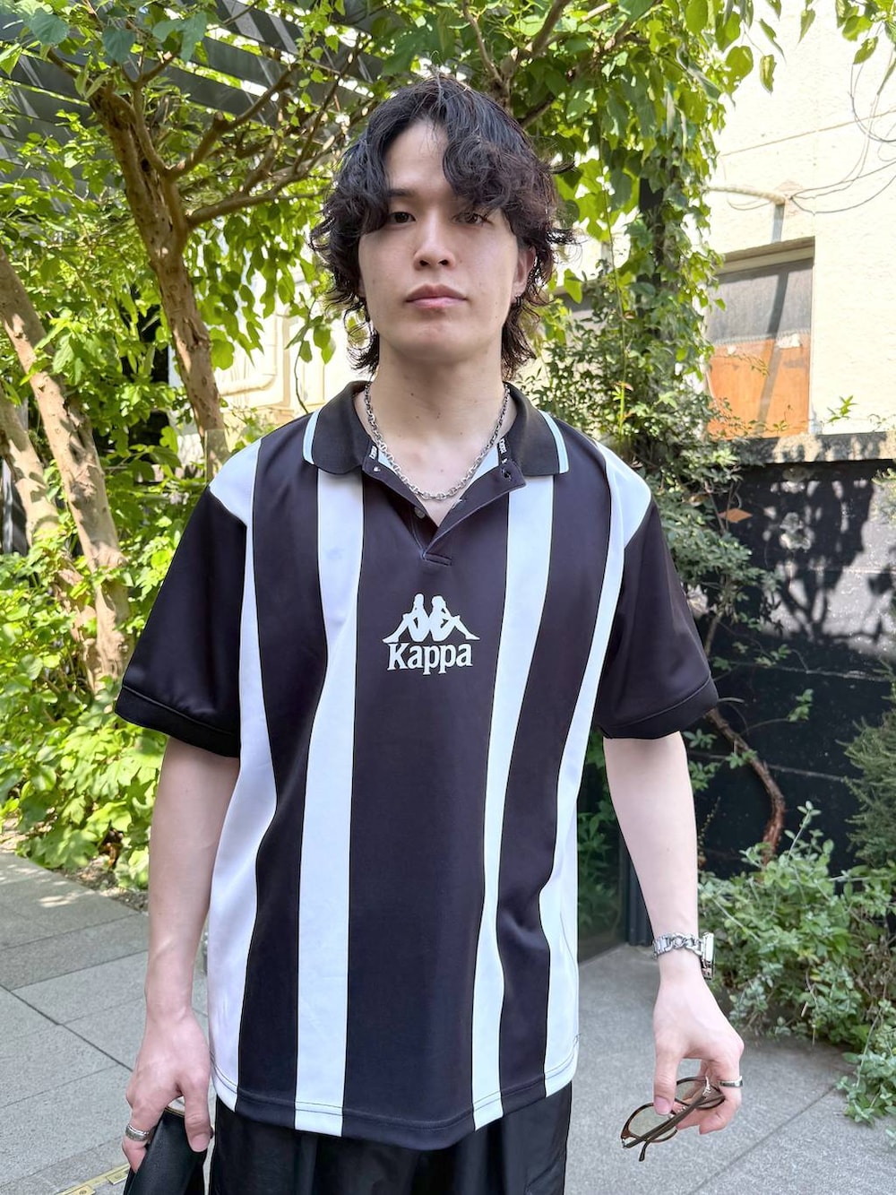 ブラック系のカーゴパンツ、グレー系のネックレスを着用したメンズの夏コーディネートの7枚目の写真