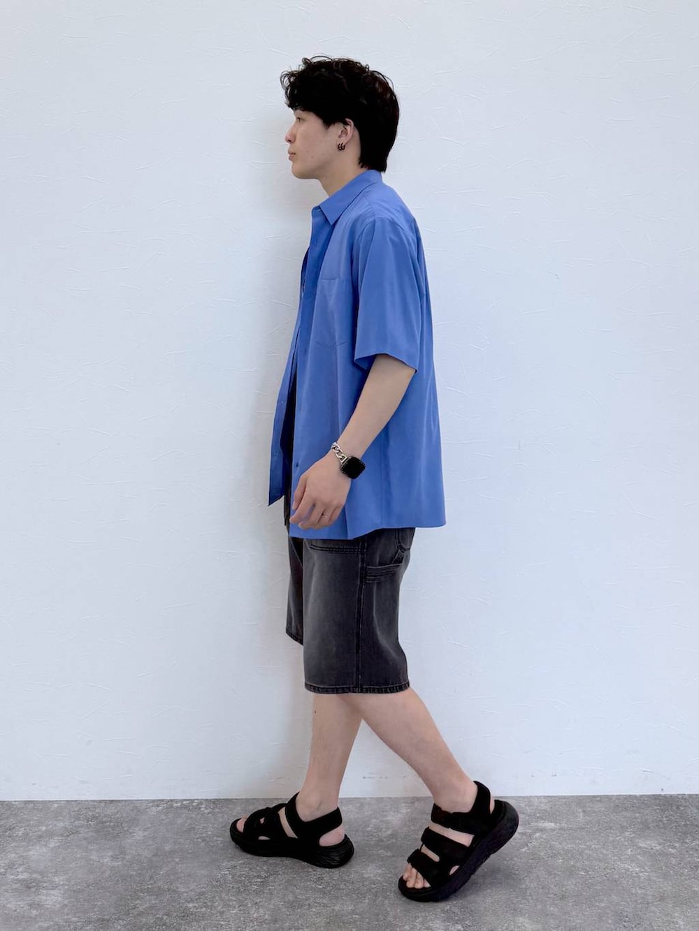 ブルー系のTシャツ/カットソー、ブルー系のシャツ/ブラウス、ブラック系のサンダルを着用したメンズの夏コーディネートの3枚目の写真