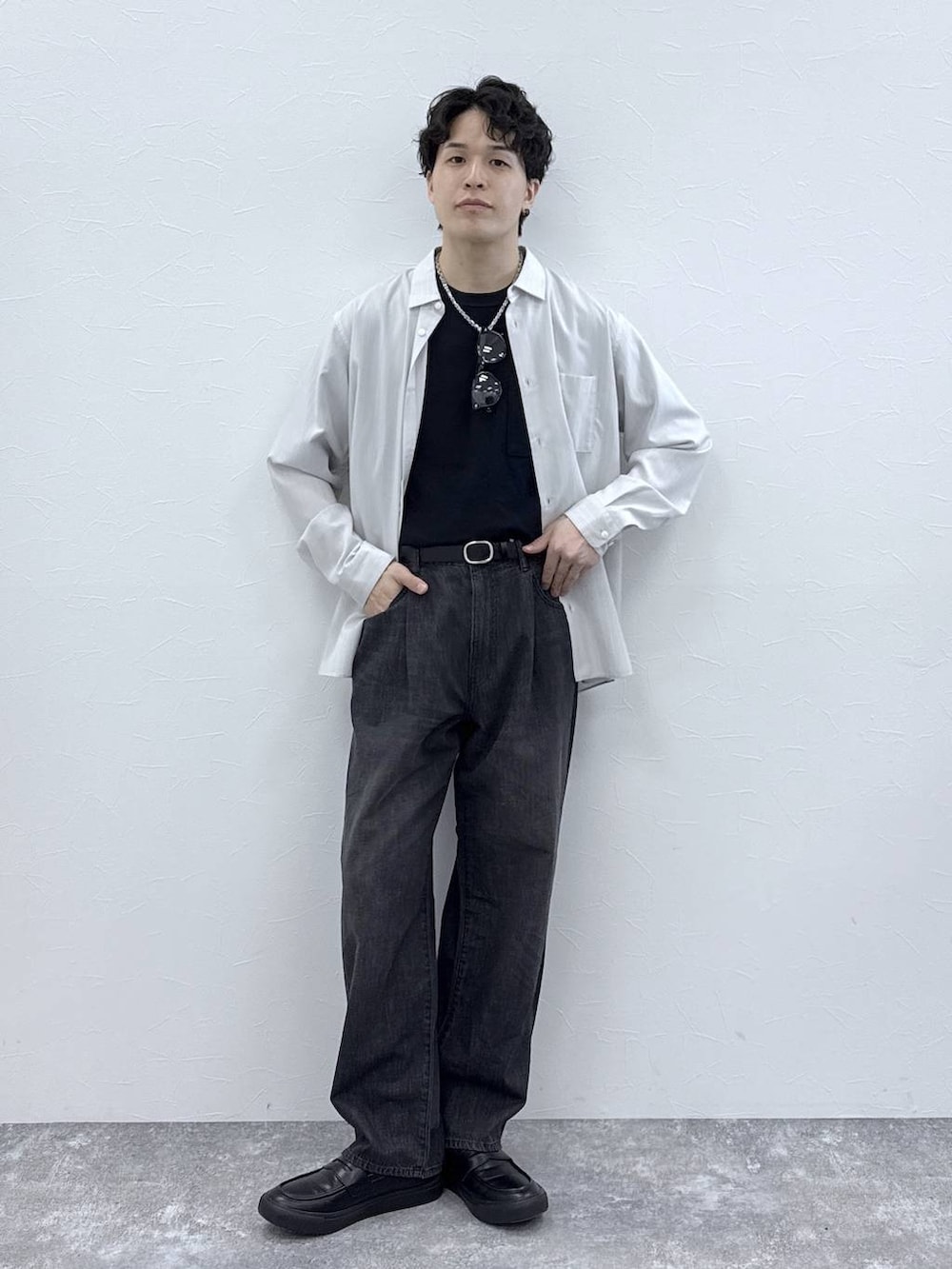 グレー系のその他シューズ、ブラック系のTシャツ/カットソー、ベージュ系のシャツ/ブラウスを着用したメンズの春コーディネートの2枚目の写真