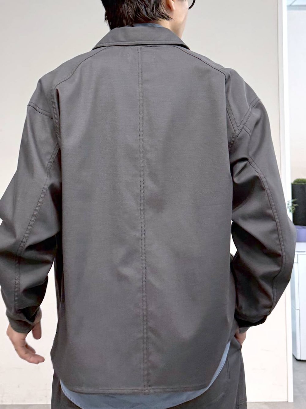 ブルー系のシャツ/ブラウス、ブラック系のその他シューズ、グレー系のブルゾンを着用したメンズの冬コーディネートの8枚目の写真