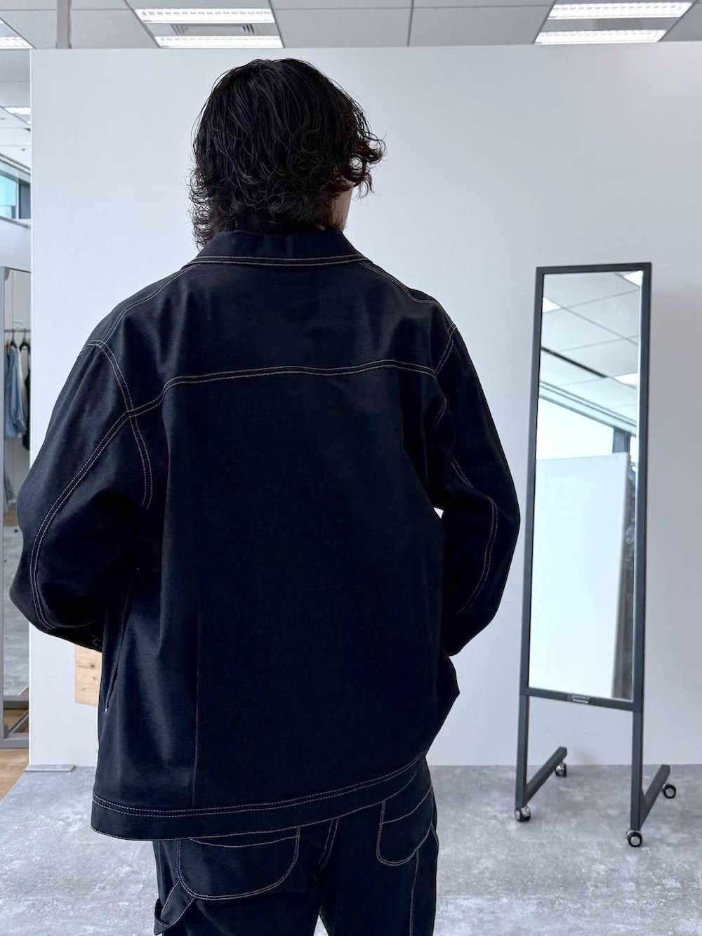 ブルー系のデニムパンツ、ブラック系のその他シューズ、ブルー系のデニムジャケットを着用したメンズの夏コーディネートの7枚目の写真