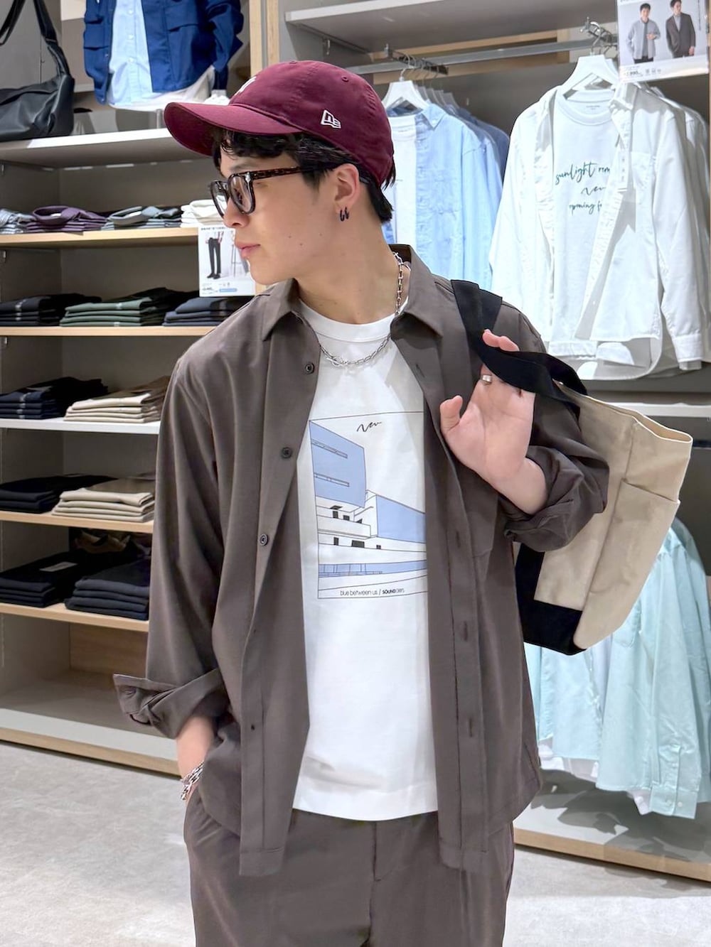 ブラウン系のその他パンツ、ブラウン系のシャツ/ブラウス、ホワイト系のスニーカーを着用したメンズの春コーディネートの6枚目の写真