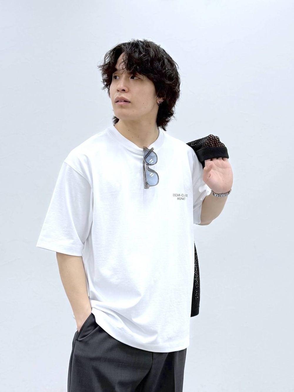 「モテ、夏コーデ、GLOBAL WORK、モード、旅行、着痩せ・細見え、休日コーデ、きれいめ、ベーシック/シンプル、カーディガン、Tシャツ、テーパードパンツ、ワイドパンツ、カジュアル、デート/ロマンティック」｜「GLOBAL WORKのUVカットアソートサングラス/283830（サングラス、グレー系）」を使った、yasu（GLOBALWORK）さん（メンズ・175cm）の春コーディネートの8枚目の写真