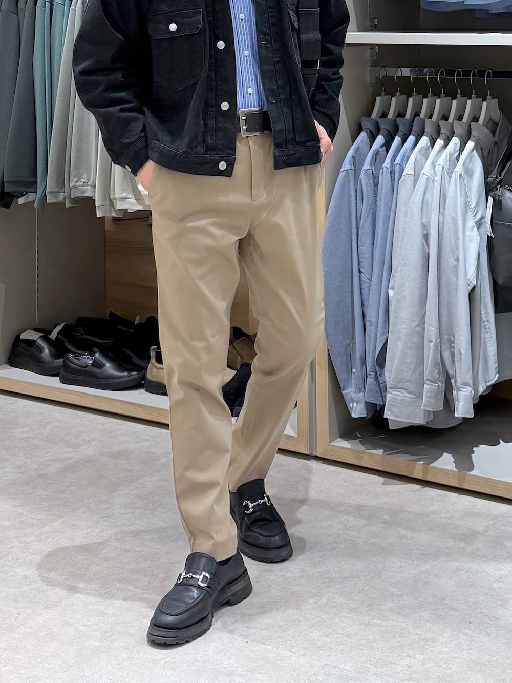 ブルー系のシャツ/ブラウス、ベージュ系のその他パンツ、ブラック系のデニムジャケットを着用したメンズの春コーディネートの5枚目の写真