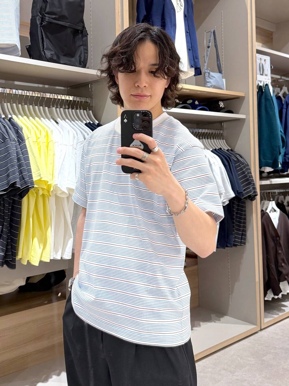 ブルー系のTシャツ/カットソー、シルバー系のブレスレットを着用したメンズの夏コーディネートの2枚目の写真