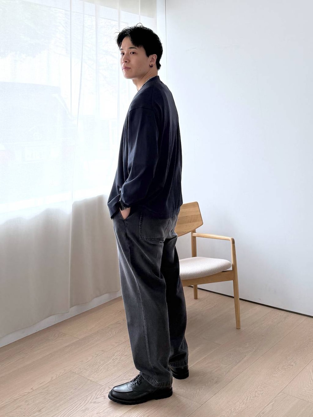 グレー系のTシャツ/カットソー、グレー系のその他シューズ、ブラック系のデニムパンツを着用したメンズの夏コーディネートの3枚目の写真