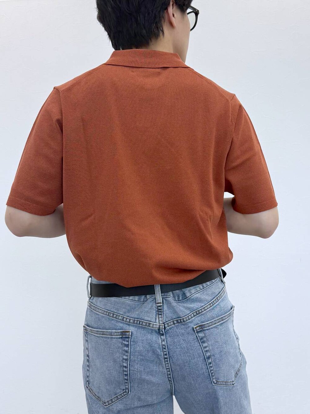 グレー系のその他シューズ、ブルー系のデニムパンツ、ブルー系のサングラスを着用したメンズの夏コーディネートの7枚目の写真