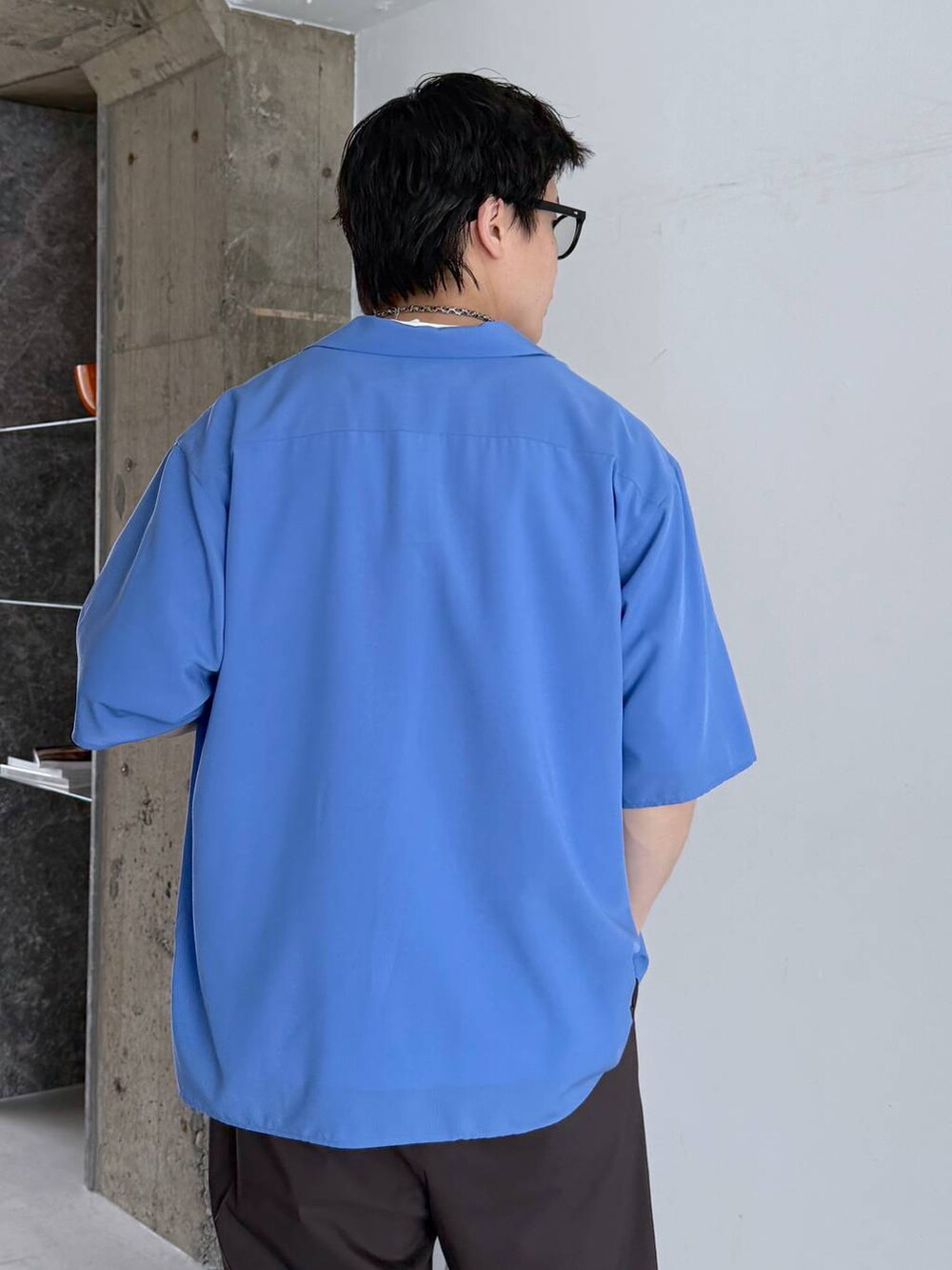 ホワイト系のTシャツ/カットソー、ブラウン系のその他パンツ、ブラック系のサンダルを着用したメンズの夏コーディネートの8枚目の写真