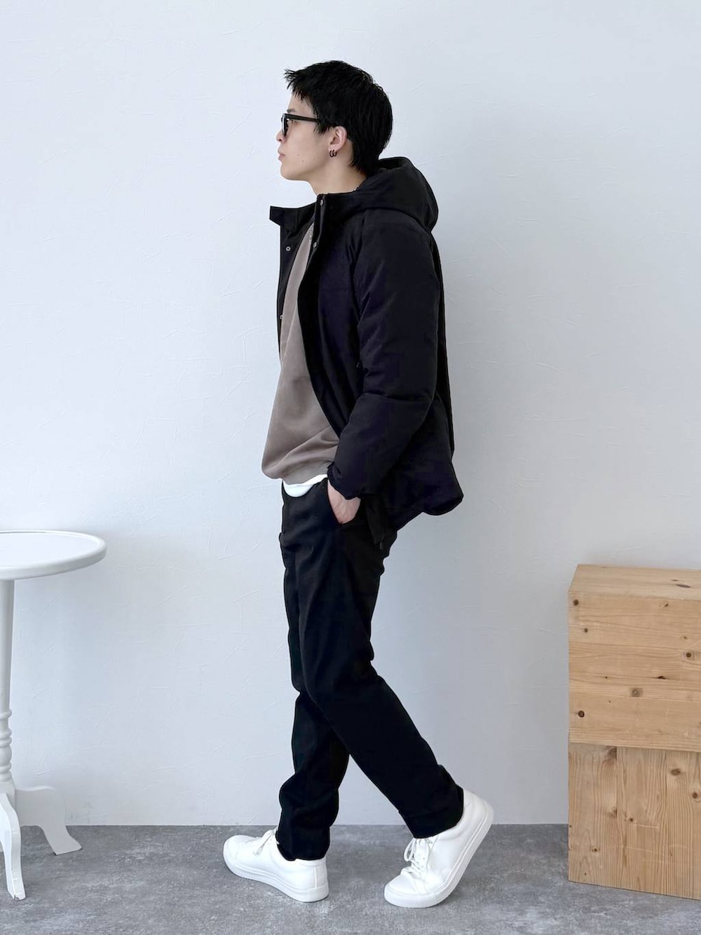 ブラック系のダウンジャケット/コート、ブラック系のその他パンツ、ホワイト系のTシャツ/カットソーを着用したメンズの冬コーディネートの4枚目の写真