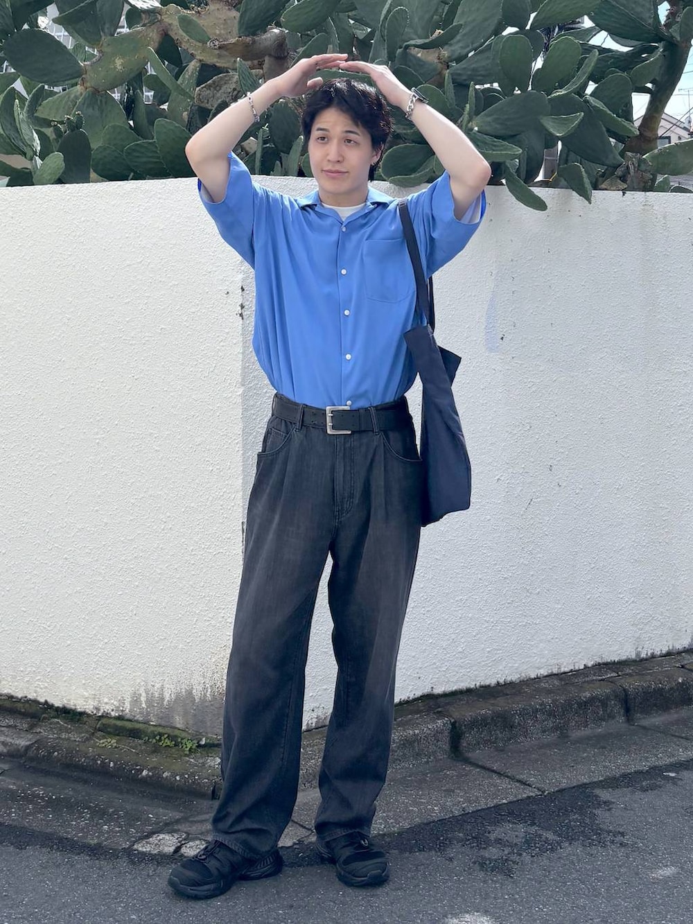ホワイト系のTシャツ/カットソー、ブラック系のスニーカー、グレー系のデニムパンツを着用したメンズの夏コーディネートの3枚目の写真