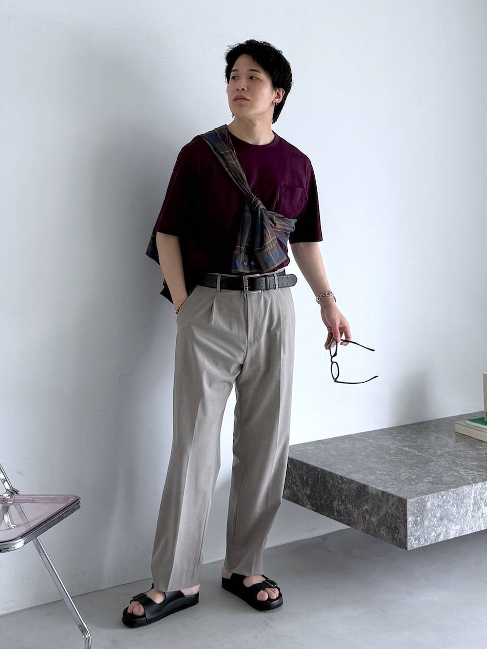 ブラウン系のスラックス、レッド系のTシャツ/カットソー、グリーン系のシャツ/ブラウスを着用したメンズの夏コーディネートの2枚目の写真
