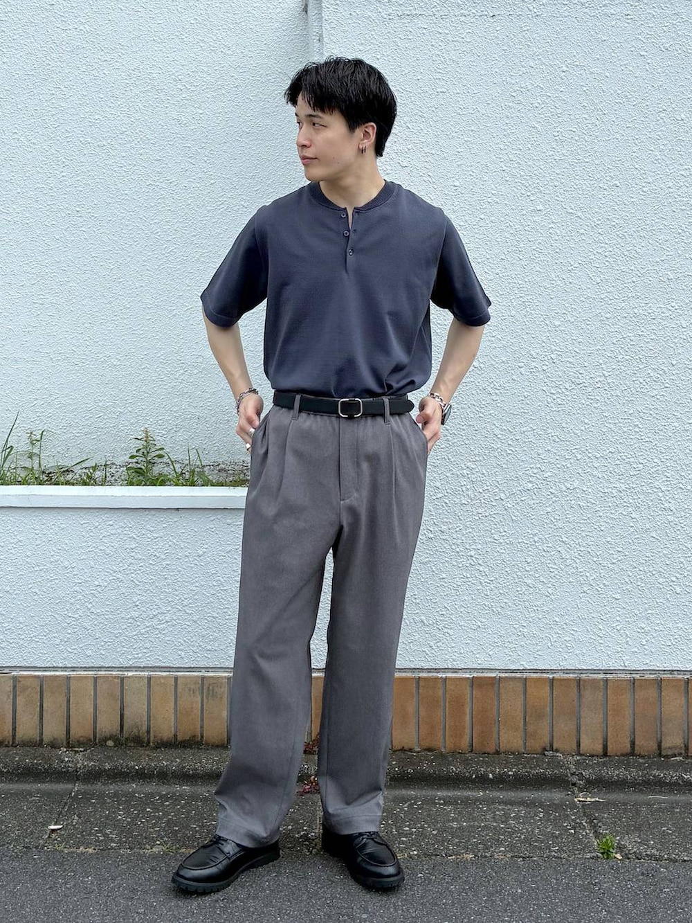 グレー系のニット/セーター、グレー系のその他シューズ、グレー系のその他パンツを着用したメンズの夏コーディネートの2枚目の写真