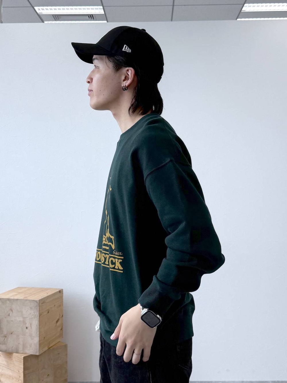 ベージュ系のスニーカー、ブラック系のデニムパンツ、ブラック系のキャップを着用したメンズの秋コーディネートの8枚目の写真