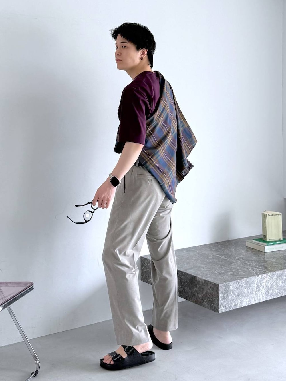 ブラウン系のスラックス、レッド系のTシャツ/カットソー、グリーン系のシャツ/ブラウスを着用したメンズの夏コーディネートの3枚目の写真