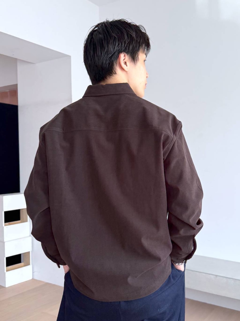 ブルー系のTシャツ/カットソー、ブルー系のスラックス、グレー系のその他シューズを着用したメンズの秋コーディネートの8枚目の写真
