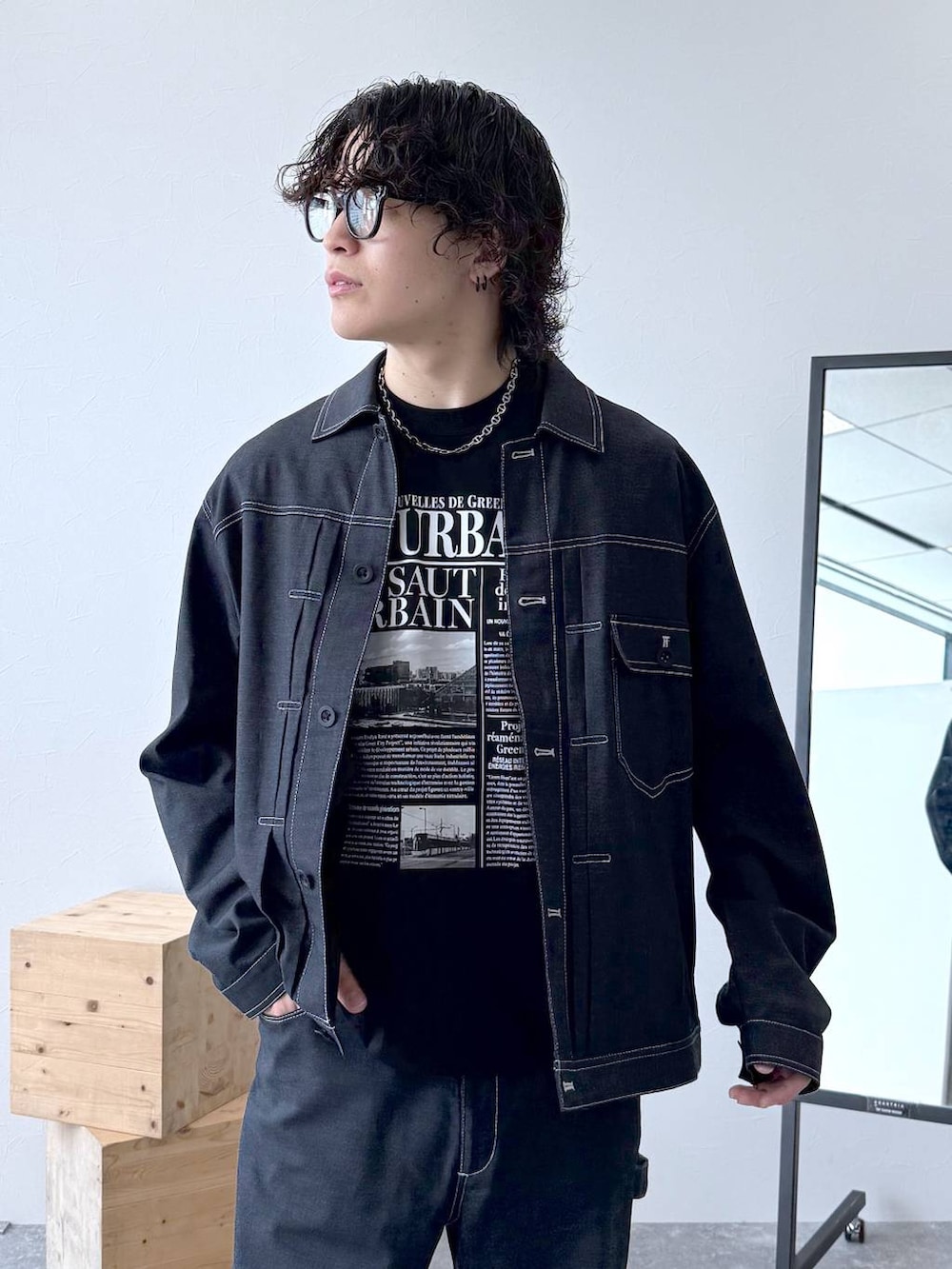 ブルー系のデニムパンツ、ブラック系のその他シューズ、ブルー系のデニムジャケットを着用したメンズの夏コーディネートの5枚目の写真