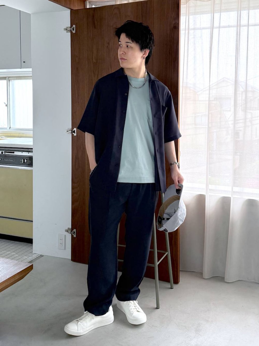 ブルー系のTシャツ/カットソー、ホワイト系のその他シューズ、ブルー系のシャツ/ブラウスを着用したメンズの夏コーディネートの4枚目の写真