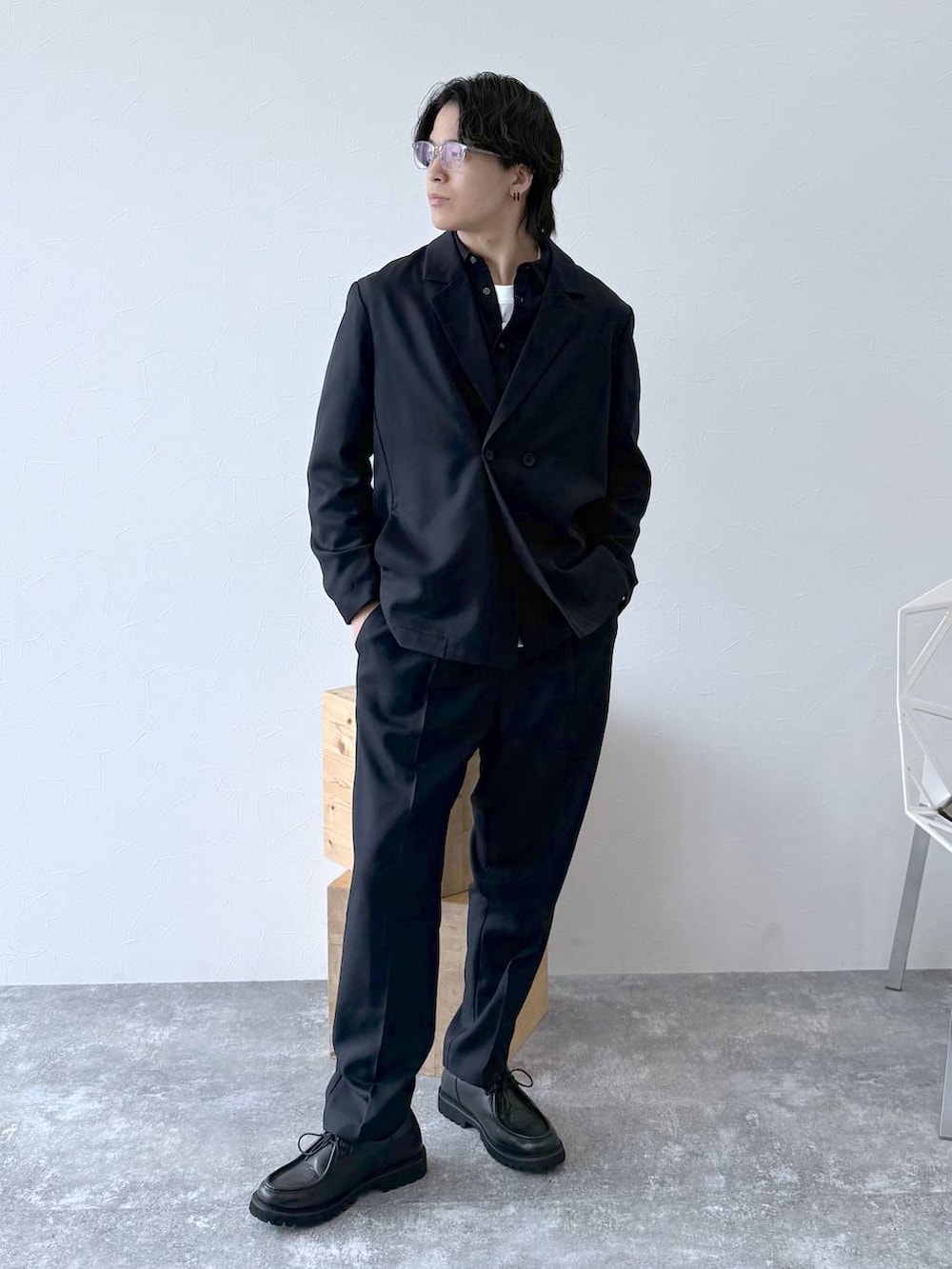 ホワイト系のTシャツ/カットソー、グレー系のシャツ/ブラウス、ブラック系のその他シューズを着用したメンズの秋コーディネートの3枚目の写真