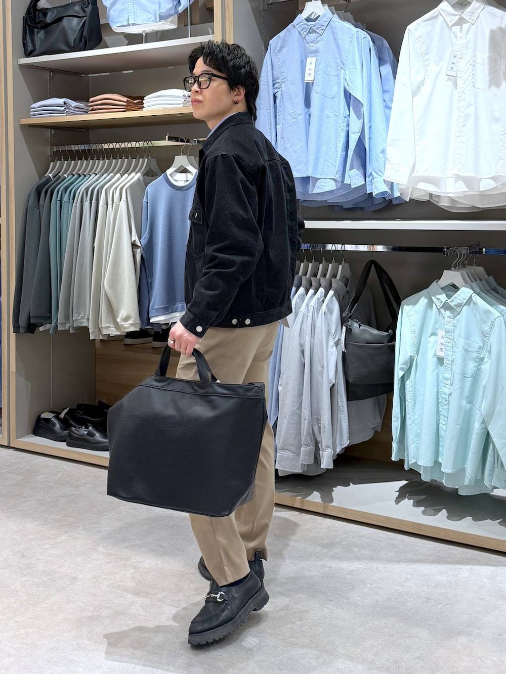 ブルー系のシャツ/ブラウス、ベージュ系のその他パンツ、ブラック系のデニムジャケットを着用したメンズの春コーディネートの3枚目の写真