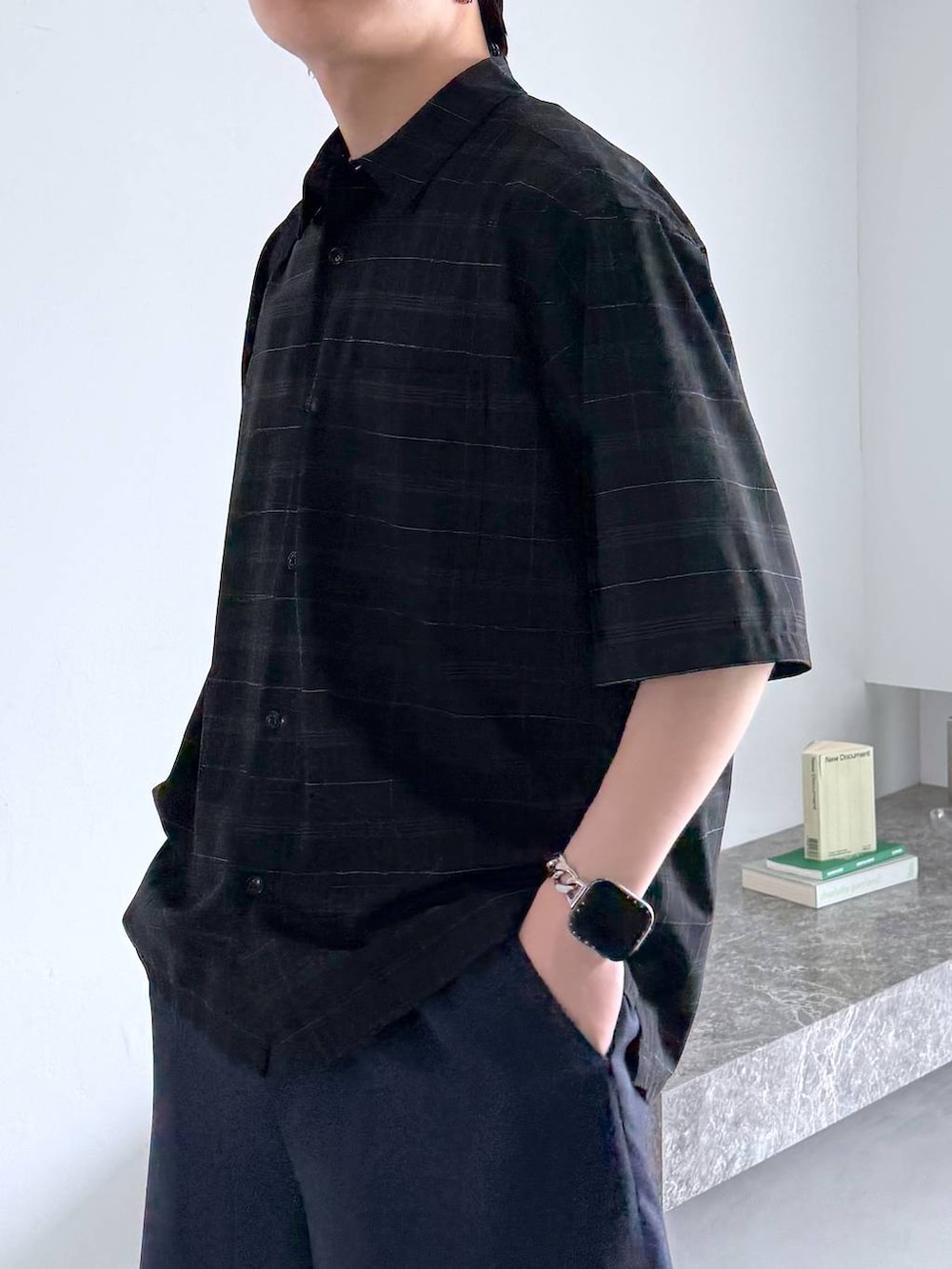 ブラック系のシャツ/ブラウス、ブルー系のその他パンツ、ブラック系のサンダルを着用したメンズの夏コーディネートの6枚目の写真