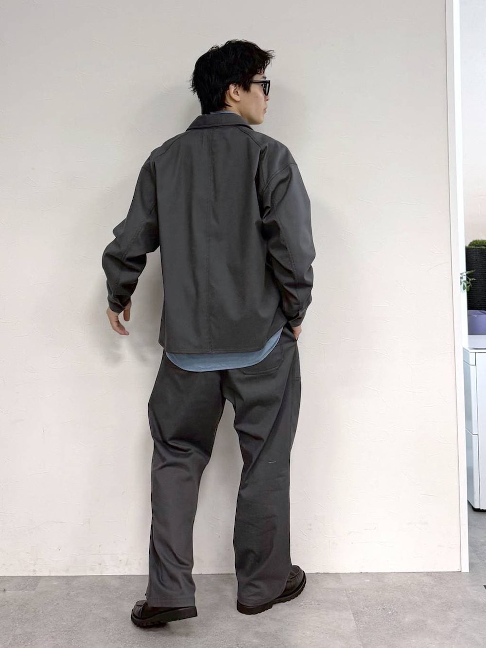 ブルー系のシャツ/ブラウス、ブラック系のその他シューズ、グレー系のブルゾンを着用したメンズの冬コーディネートの5枚目の写真