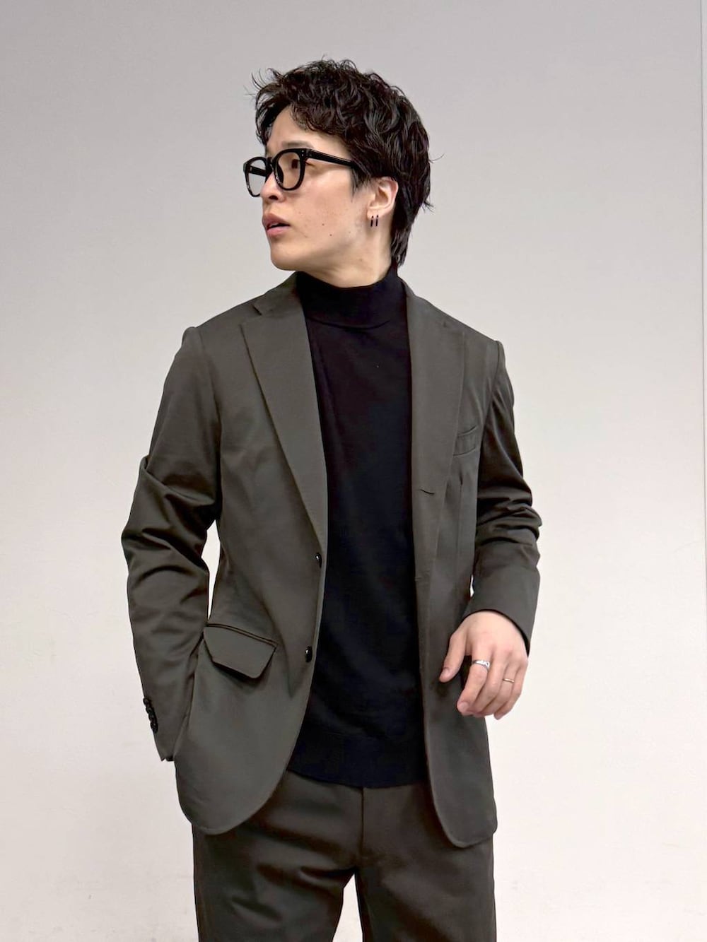 ブラック系のその他シューズ、ブラウン系のテーラードジャケット、ブラウン系のスラックスを着用したメンズの冬コーディネートの6枚目の写真