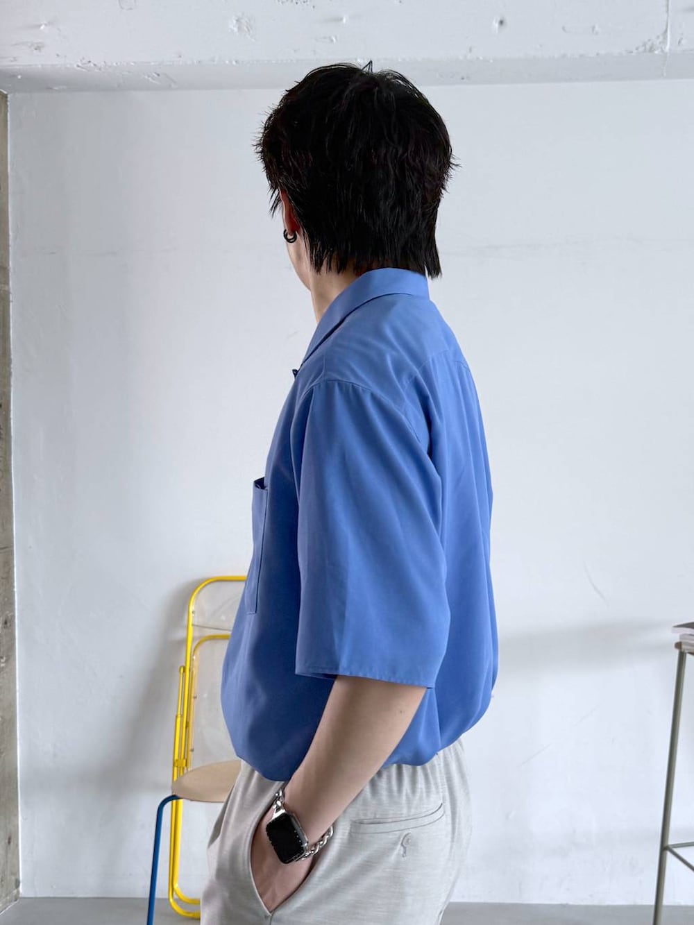 ホワイト系のスラックス、ホワイト系のTシャツ/カットソー、ブラック系のサンダルを着用したメンズの夏コーディネートの8枚目の写真