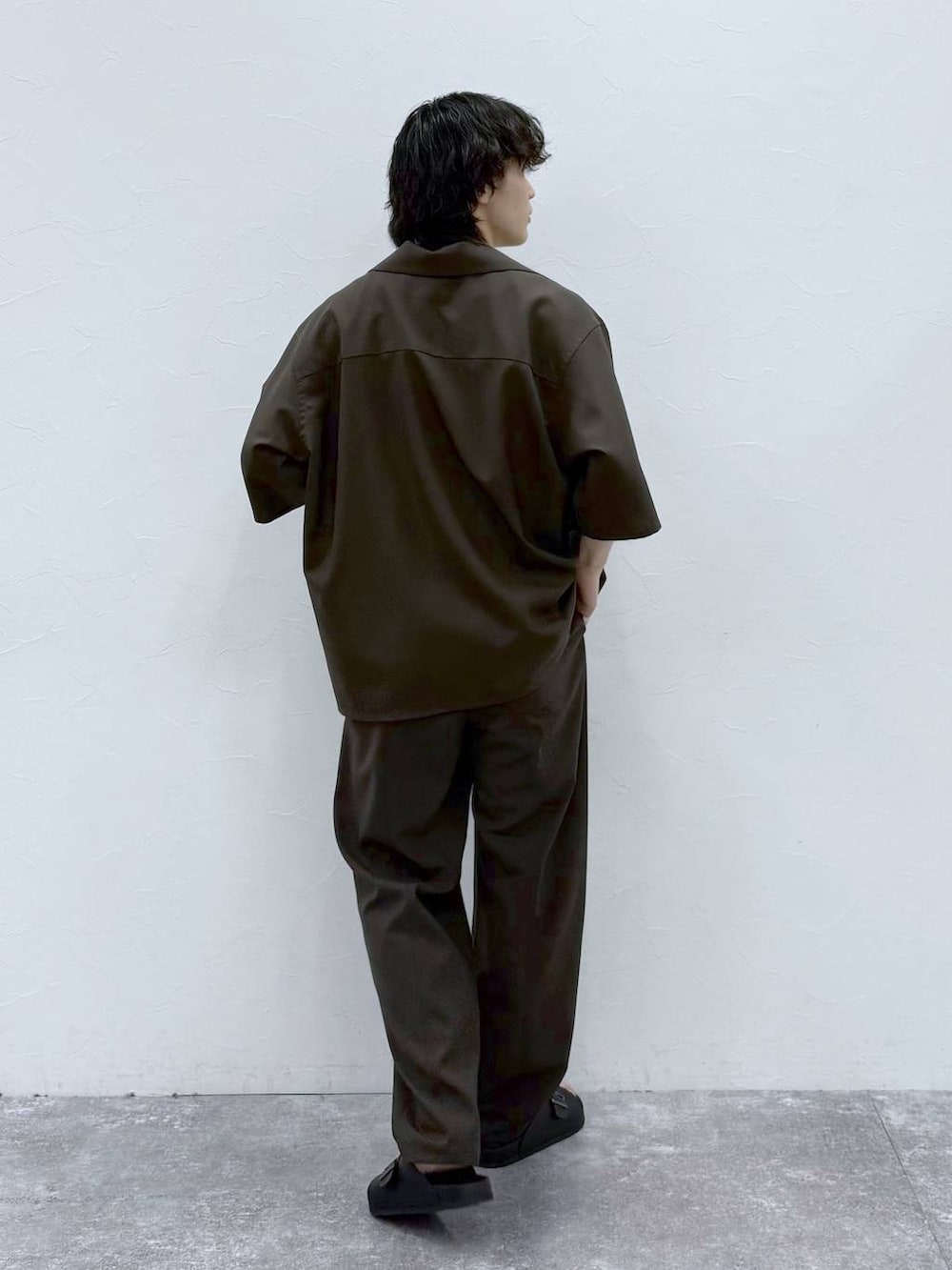 ブラウン系のその他パンツ、ブラウン系のシャツ/ブラウス、ブラック系のサンダルを着用したメンズの春コーディネートの6枚目の写真