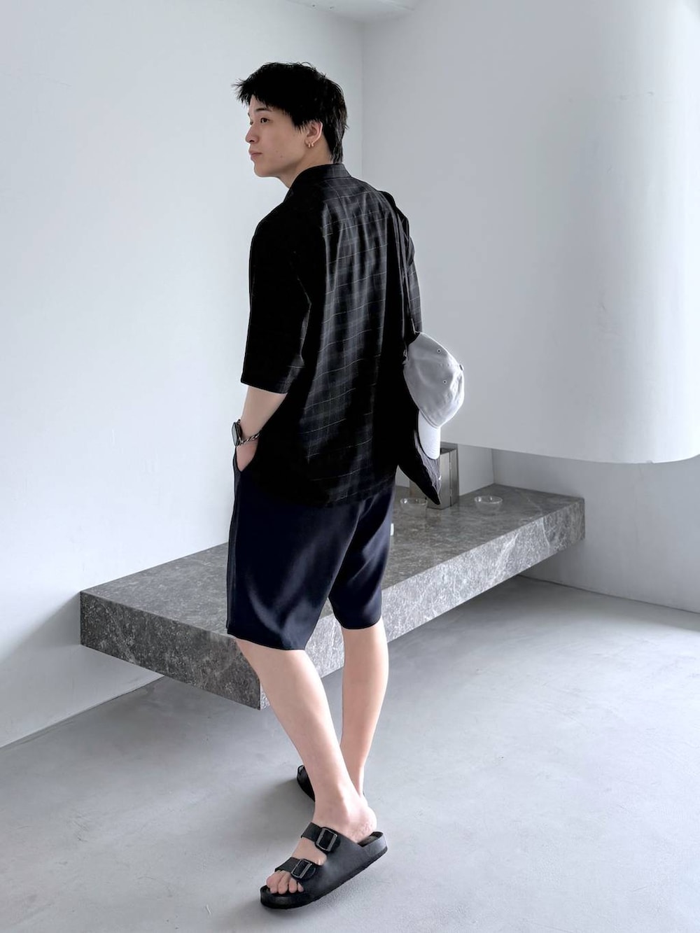 ブラック系のシャツ/ブラウス、ブルー系のその他パンツ、ブラック系のサンダルを着用したメンズの夏コーディネートの3枚目の写真