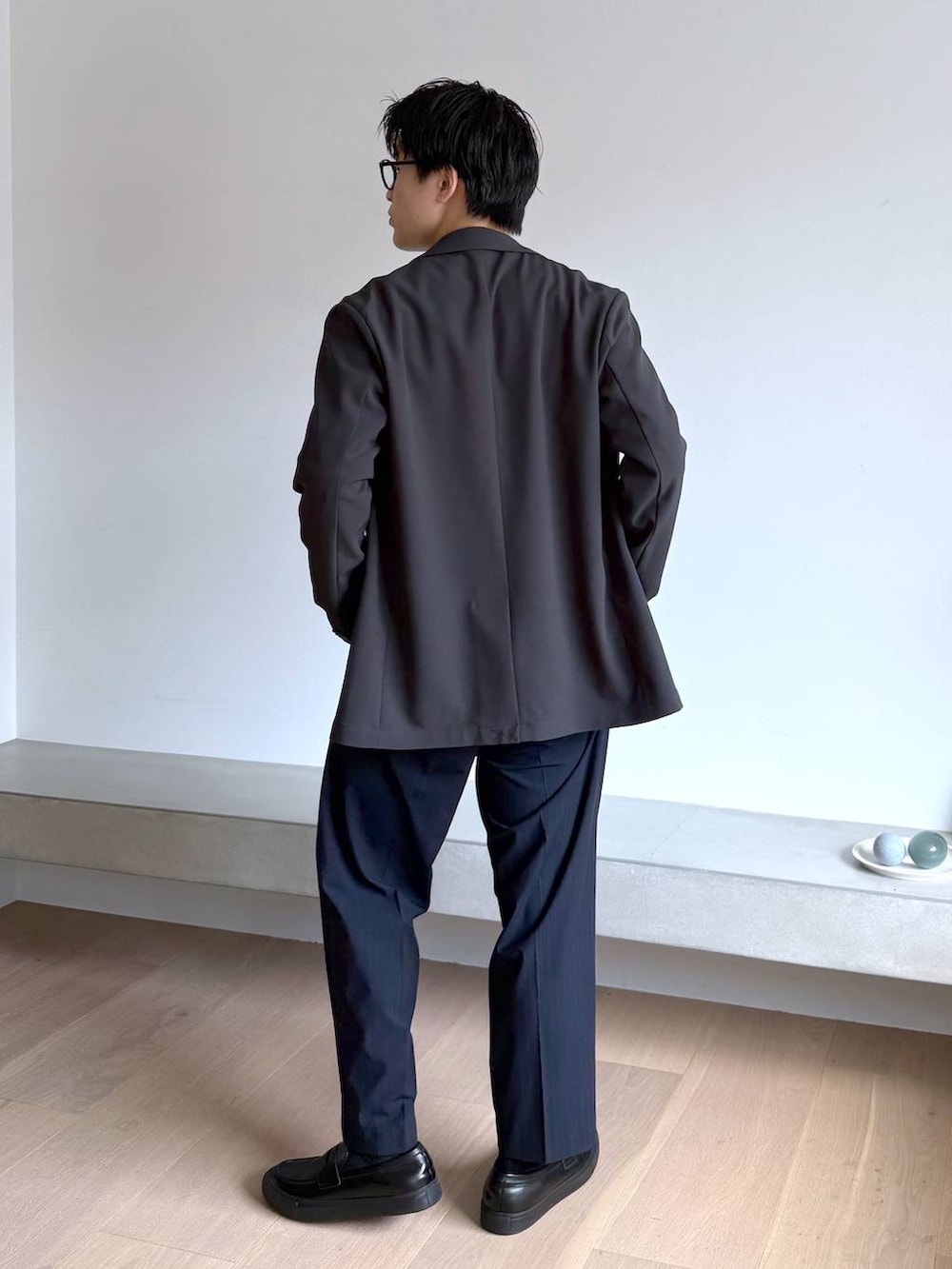 ブルー系のその他パンツ、グレー系のその他シューズ、グレー系のテーラードジャケットを着用したメンズの秋コーディネートの4枚目の写真