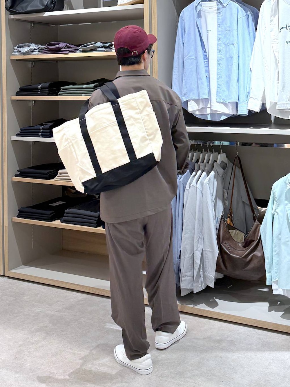 ブラウン系のその他パンツ、ブラウン系のシャツ/ブラウス、ホワイト系のスニーカーを着用したメンズの春コーディネートの4枚目の写真