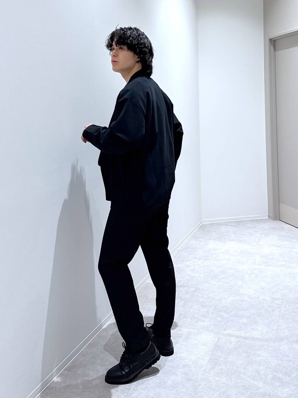 「きれいめ、モテ、ベーシック/シンプル、カーディガン、Tシャツ、テーパードパンツ、GLOBAL WORK、スゴラクシリーズ_GLOBAL WORK、スゴラクパンツ_GLOBAL  WORK、休日コーデ、春コーデ、春夏コーデ、カジュアル、デート/ロマンティック、旅行」｜「GLOBAL WORKのクリーンミラノリブカーディガン/147308（カーディガン/ボレロ、ブラック系）」を使った、yasu（GLOBALWORK）さん（メンズ・175cm）の春コーディネートの3枚目の写真