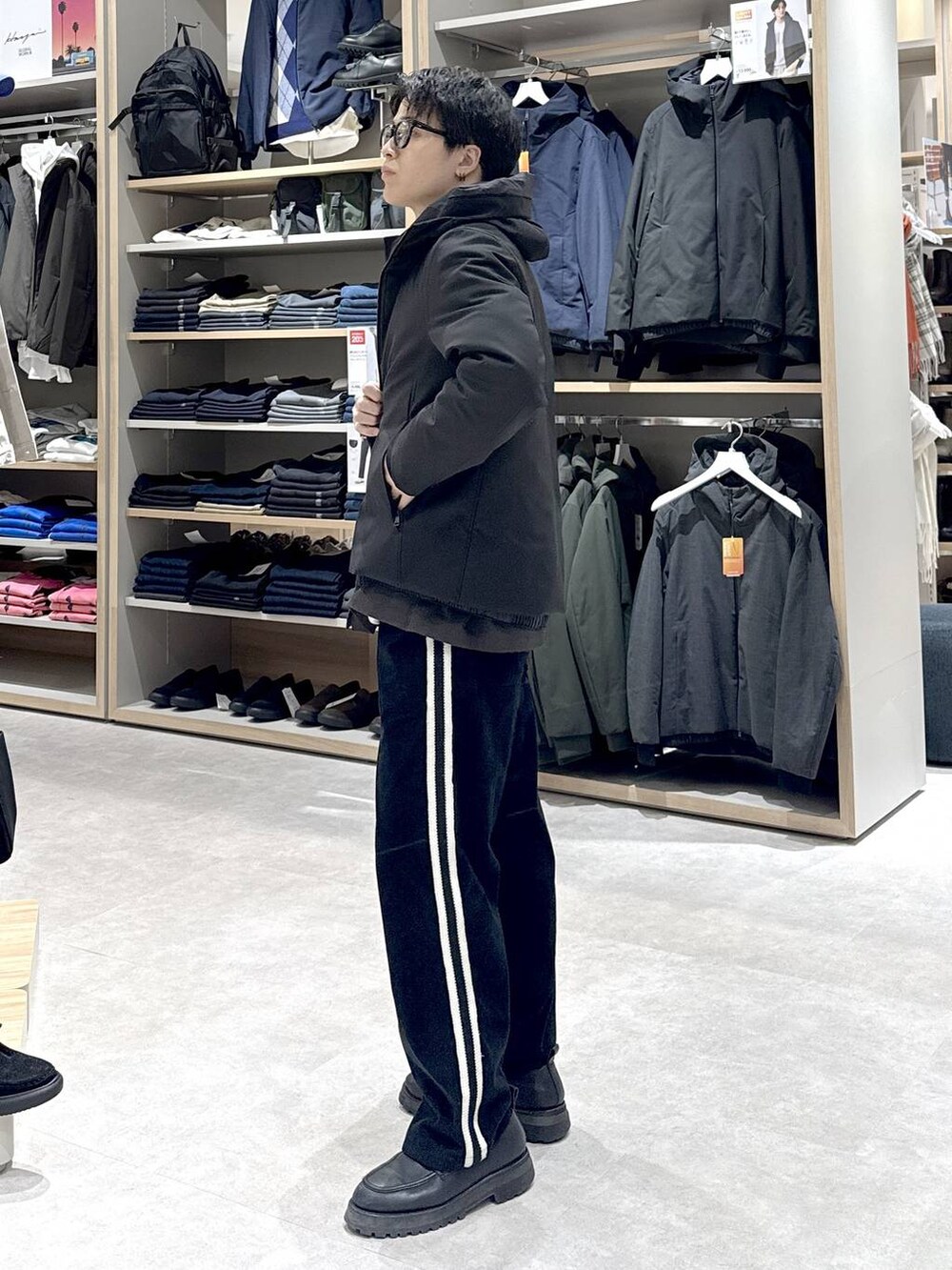 ブラック系のブルゾン、ブラウン系のシャツ/ブラウス、ブラック系のその他パンツを着用したメンズの秋コーディネートの3枚目の写真