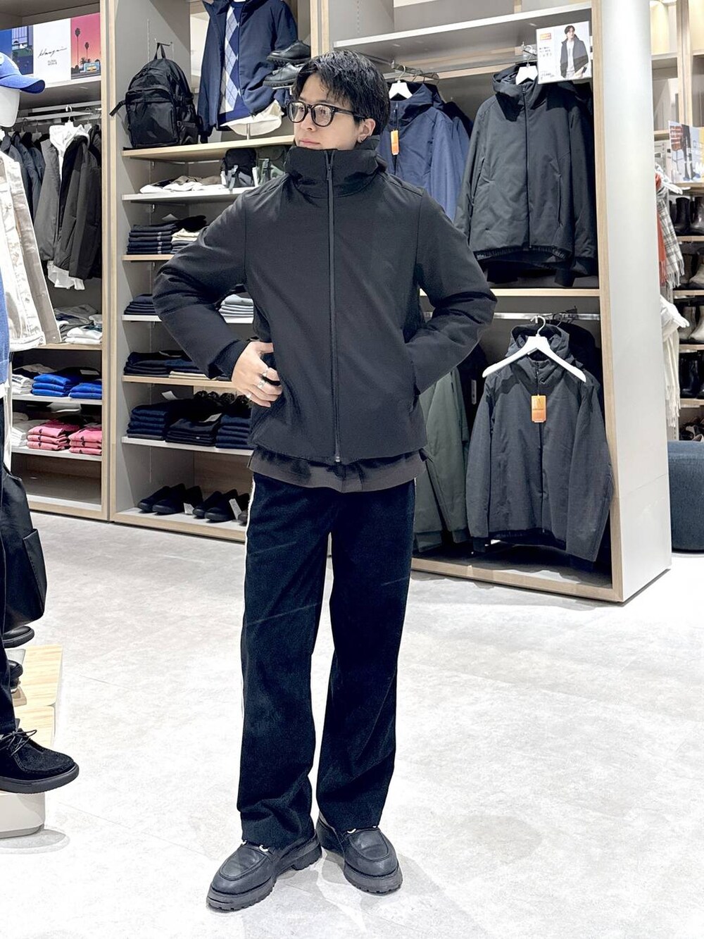 ブラック系のブルゾン、ブラウン系のシャツ/ブラウス、ブラック系のその他パンツを着用したメンズの秋コーディネートの5枚目の写真