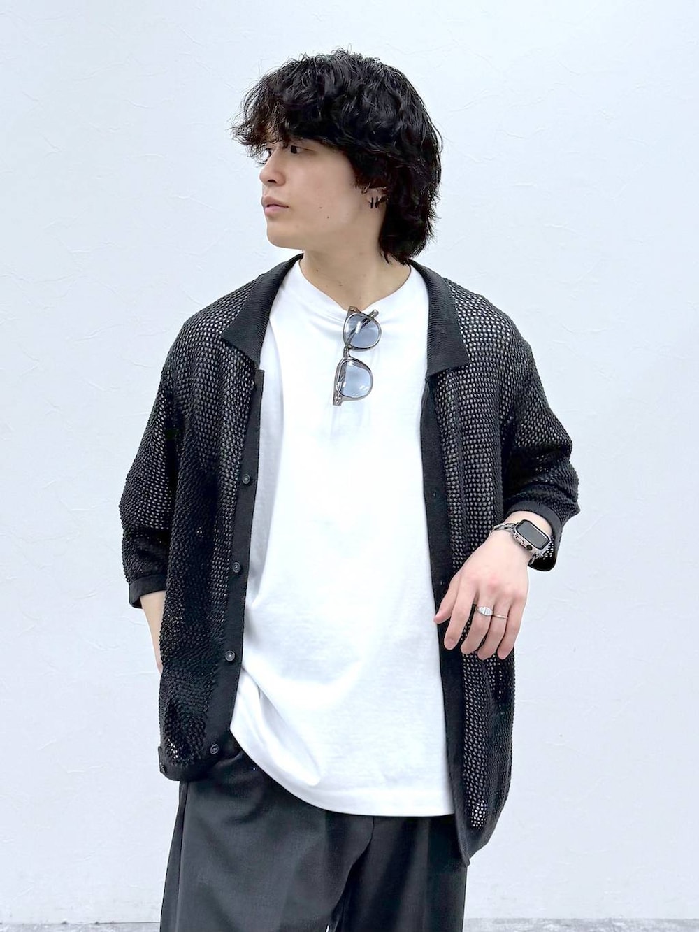 「モテ、夏コーデ、GLOBAL WORK、モード、旅行、着痩せ・細見え、休日コーデ、きれいめ、ベーシック/シンプル、カーディガン、Tシャツ、テーパードパンツ、ワイドパンツ、カジュアル、デート/ロマンティック」｜「GLOBAL WORKのUVカットアソートサングラス/283830（サングラス、グレー系）」を使った、yasu（GLOBALWORK）さん（メンズ・175cm）の春コーディネートの5枚目の写真